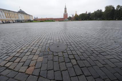 Москва. Ивановская площадь и вид на Сенатский дворец (слева) и Спасскую башню с территории Московского Кремля.