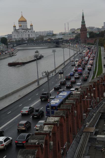 Москва. Вид на Кремлевскую набережную с Кремлевской стены.