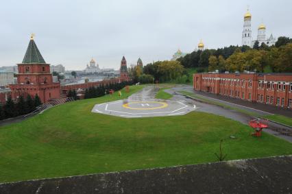 Москва. Вид на вертолетную площадку, Петровскую (Угрешскую) (слева) башню Московского Кремля, денник для лошадей Кремлевского эскорта и колокольню Ивана Великого (слева) с Кремлевской стены.