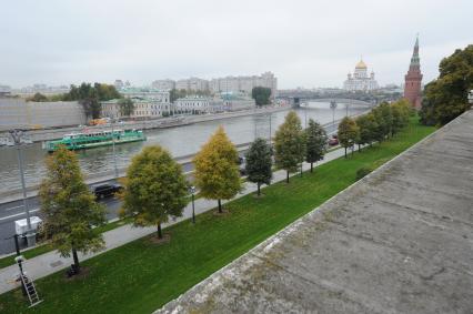 Москва. Вид на Кремлевскую набережную и Москву-реку с Кремлевской стены.