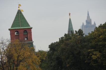 Москва. Вид на башни Московского Кремля и здание МИДа.