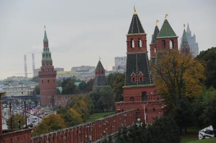 Москва. Вид на башни Московского Кремля с Кремлевской стены.