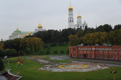 Москва. Вид на вертолетную площадку и денник для лошадей Кремлевского эскорта и колокольню Ивана Великого с Кремлевской стены.