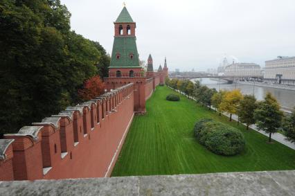 Москва. Вид на Первую Безымянную башню Московского Кремля с Кремлевской стены.