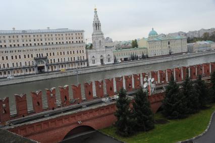 Москва. Вид на Софийскую набережную и Церковь Софии в Средних Садовниках (в центре) с территории Кремля.