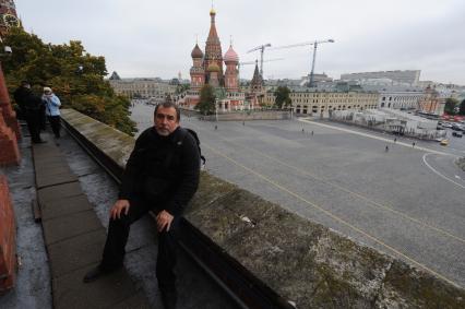 Москва. Фотокорреспондент `Комсомольской правды` Владимир Веленгурин на Кремлевской стене.