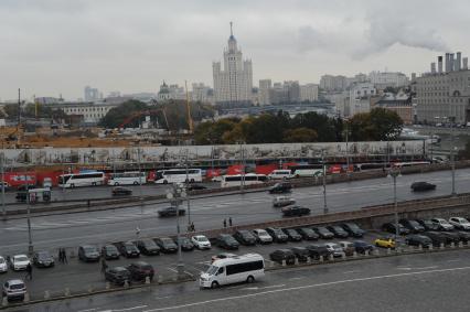 Москва. Вид на Зарядье и Большой Москворецкий мост с Кремлевской стены.