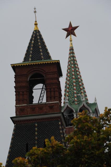 Москва. Вид на Набатную башню (слева) с Кремлевской стены.