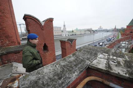 Москва. Сотрудник ФСО на Кремлевской стене.