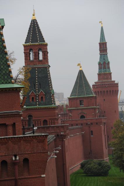 Москва. Вид на Вторую Безымянную, Петровскую (Угрешскую) и Беклемишевскую (Москворецкую) башни Московского Кремля (слева направо) с Кремлевской стены.