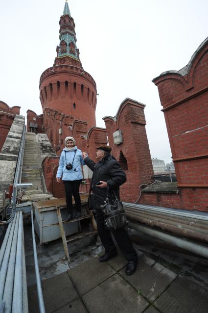 Москва. Корреспонденты `Комсомольской правды` Наталия Андреассен и Александр Гамов на Кремлевской стене.