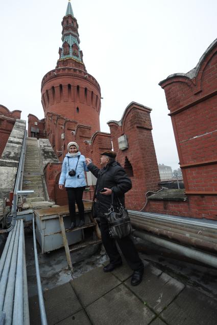 Москва.  Корреспонденты `Комсомольской правды` Наталия Андреассен и Александр Гамов на Кремлевской стене.