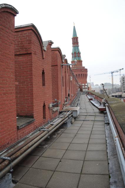 Москва. Зубцы Кремлевской стены и Бек­ле­ми­шевс­кая (Москворецкая) башня.