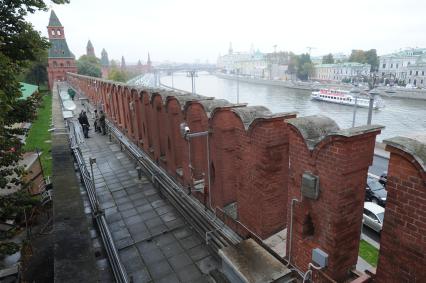 Москва. Вид на кремлевский башни с Кремлевской стены.