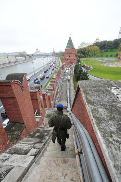 Москва. Сотрудник ФСО на Кремлевской стене.