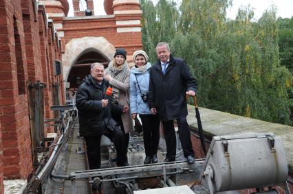 Москва. Корреспонденты `Комсомольской правды` Александр Гамов (слева), Наталия Андреассен (вторая справа), видеоператор Елизавета Совцова (вторая слева) и советник директора ФСО РФ Сергей Девятов на Кремлевской стене.