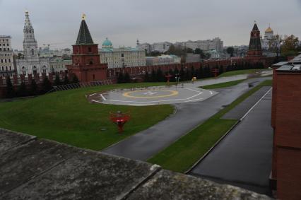 Москва. Вид на вертолетную площадку, Петровскую (Угрешскую) (слева) и Вторую Безымянную (справа) башни Московского Кремля с Кремлевской стены.