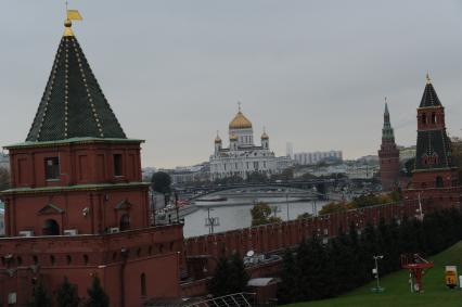 Москва. Вид на Петровскую (Угрешскую) (слева) башню Московского Кремля и Храм Христа Спасителя с Кремлевской стены.