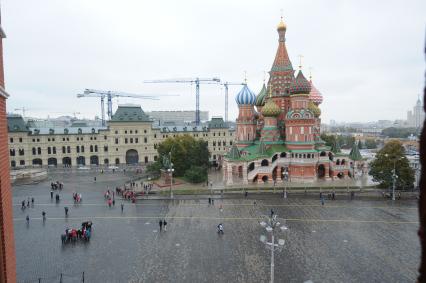 Москва. Вид на здание ГУМа и Собор Василия Блаженного с Кремлевской стены.