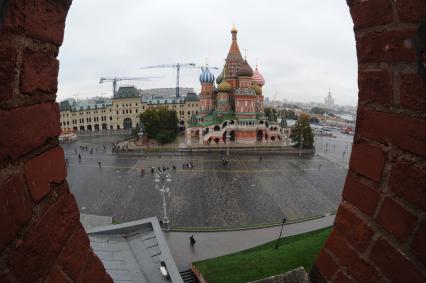 Москва. Вид на здание ГУМа и Собор Василия Блаженного с Кремлевской стены.