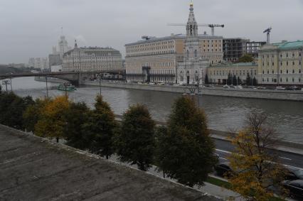 Москва. Вид на Москву-реку и Софийскую набережную и Церковь Софии в Средних Садовниках (слева)  с Кремлевской стены.