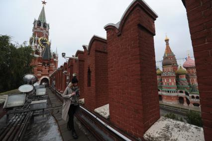 Москва. Вид на Спасскую башню, Царкую башенку и Собор Василия Блаженного с Кремлевской стены.