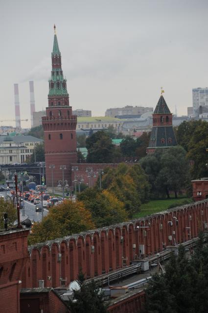 Москва. Вид на Водовзводную и Благовещенскую башни Московского Кремля с Кремлевской стены.