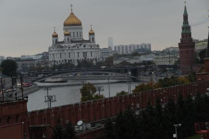 Москва. Вид на Храм Христа Спасителя и Воловзводную (справа) башню Московского Кремля с Кремлевской стены.