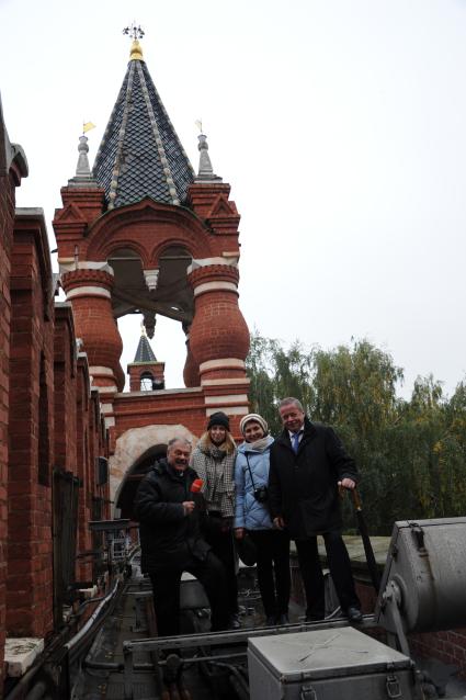 Москва. Корреспонденты `Комсомольской правды` Александр Гамов (слева), Наталия Андреассен (вторая справа), видеоператор Елизавета Совцова (вторая слева) и советник директора ФСО РФ Сергей Девятов на Кремлевской стене. На заднем плане - Царская башенка.