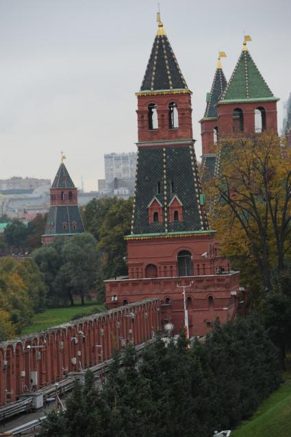 Москва. Вид на башни Московского Кремля с Кремлевской стены.