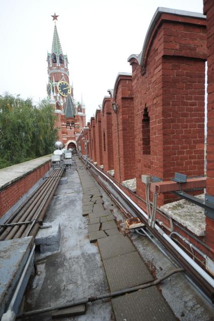 Москва. Вид на Спасскую башню и Царкую башенку с Кремлевской стены.