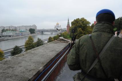 Москва. Сотрудник ФСО на Кремлевской стене.