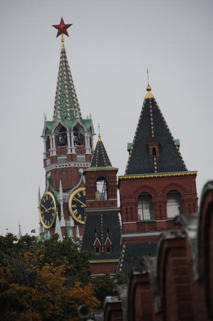 Москва. Вид на Спасскую, Набатную и Царскую башни Московского Кремля с Кремлевской стены.