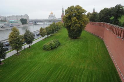 Москва. Вид на Кремлевскую набережную и Москву-реку с Кремлевской стены.