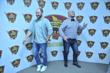 Москва.  Звезды Comedy Club  дуэт `Сестры Зайцевы` Роман Юнусов  (справа) и Алексей Лихницкий на радиостанции `Комсомольская правда`.