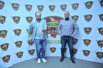 Москва.  Звезды Comedy Club  дуэт `Сестры Зайцевы` Роман Юнусов  (справа) и Алексей Лихницкий на радиостанции `Комсомольская правда`.