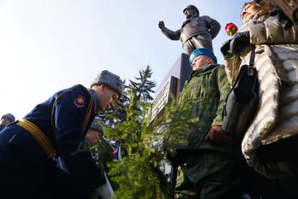 Екатеринбург. Открытие памятника создателю воздушно-десантных войск, командующему ВДВ, генералу армии Василию Маргелову. Военнослужащие роты почетного караула возлагают цветы к памятнику