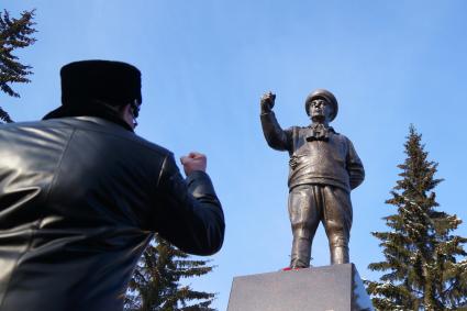 Екатеринбург. Александр Маргелов (сын Василия Маргелова) показывает кулак памятнику отца.  Открытие памятника создателю воздушно-десантных войск, командующему ВДВ, генералу армии Василию Маргелову.