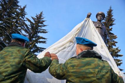 Екатеринбург. Открытие памятника создателю воздушно-десантных войск, командующему ВДВ, генералу армии Василию Маргелову