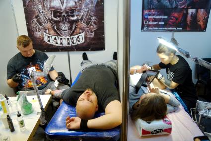 Екатеринбург. Уральский фестиваль искусства татуировки \'Ural tattoo convention 2016\', Тату-мастера набивают татуировки посетителям фестиваля