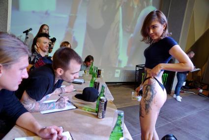 Екатеринбург. Уральский фестиваль искусства татуировки \'Ural tattoo convention 2016\'. Жюри оценивают татуировки конкурсантки