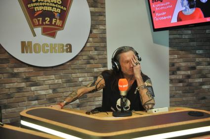 Москва. Певец, актер Никита Джигурда на радиостанции `Комсомольская правда`.