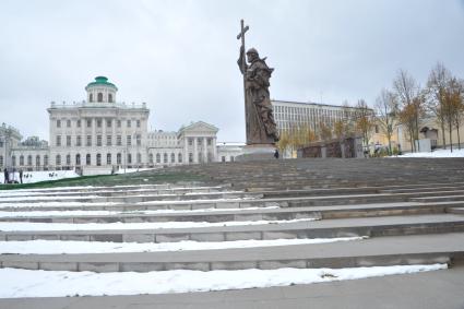 Москва.  Памятник святому равноапостольному князю Владимиру на Боровицкой площади.