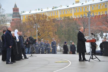 Москва.  Президент РФ Владимир Путин выступает на церемонии открытия памятника святому равноапостольному князю Владимиру на Боровицкой площади в День народного единства.