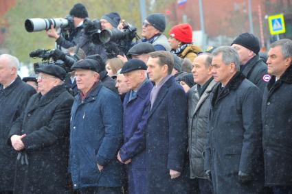 Москва. Лидер ЛДПР Владимир Жириновский,лидер КПРФ Геннадий Зюганов,госсекретарь Союзного государства  Григорий Рапота, директор СВР РФ Сергей Нарышкин, директор ФСБ  Рф Александр Бортников, министр обороны РФ Сергей Шойгу и  Председатель Государственной Думы РФ Вячеслав Володин (слева направо) на церемонии открытия памятника святому равноапостольному князю Владимиру на Боровицкой площади.