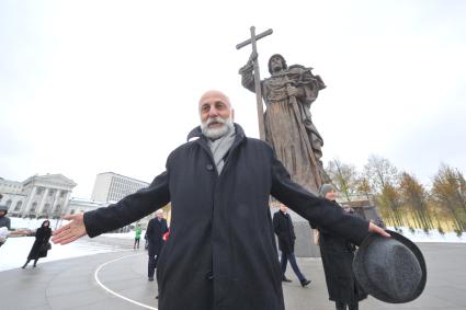 Москва.  Скульптор Салават Щербаков, автор памятника святому равноапостольному князю Владимиру, установленному на Боровицкой площади.