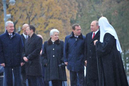 Москва. Мэр Москвы Сергей Собянин, министр культуры РФ Владимир Мединский, президент Русского благотворительного фонда Александра Солженицына Наталия Солженицына, председатель правительства РФ Дмитрий Медведев , Президент РФ Владимир Путин и патриарх Кирилл (слева направо) на церемонии открытия памятника святому равноапостольному князю Владимиру на Боровицкой площади.