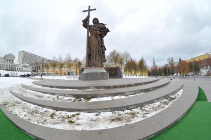 Москва.  Памятник святому равноапостольному князю Владимиру на Боровицкой площади.