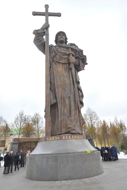 Москва.  Памятник святому равноапостольному князю Владимиру на Боровицкой площади.