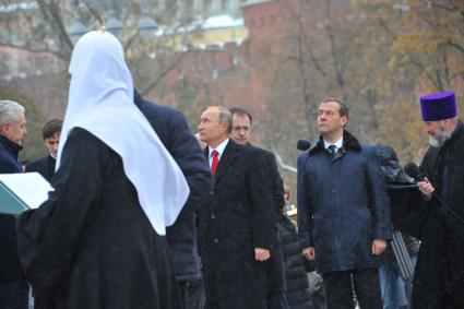 Москва. Президент РФ Владимир Путин и председатель правительства РФ Дмитрий Медведев  на церемонии открытия памятника святому равноапостольному князю Владимиру на Боровицкой площади.